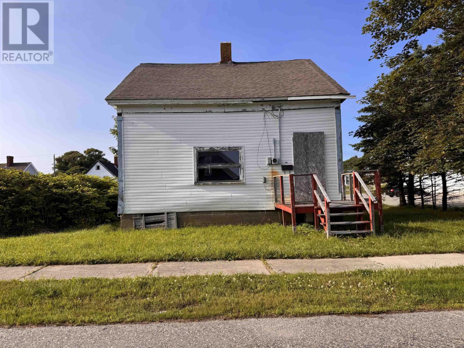 12 Butler Street, Yarmouth, Nova Scotia  B5A 3Y8 - Photo 2 - 202517703