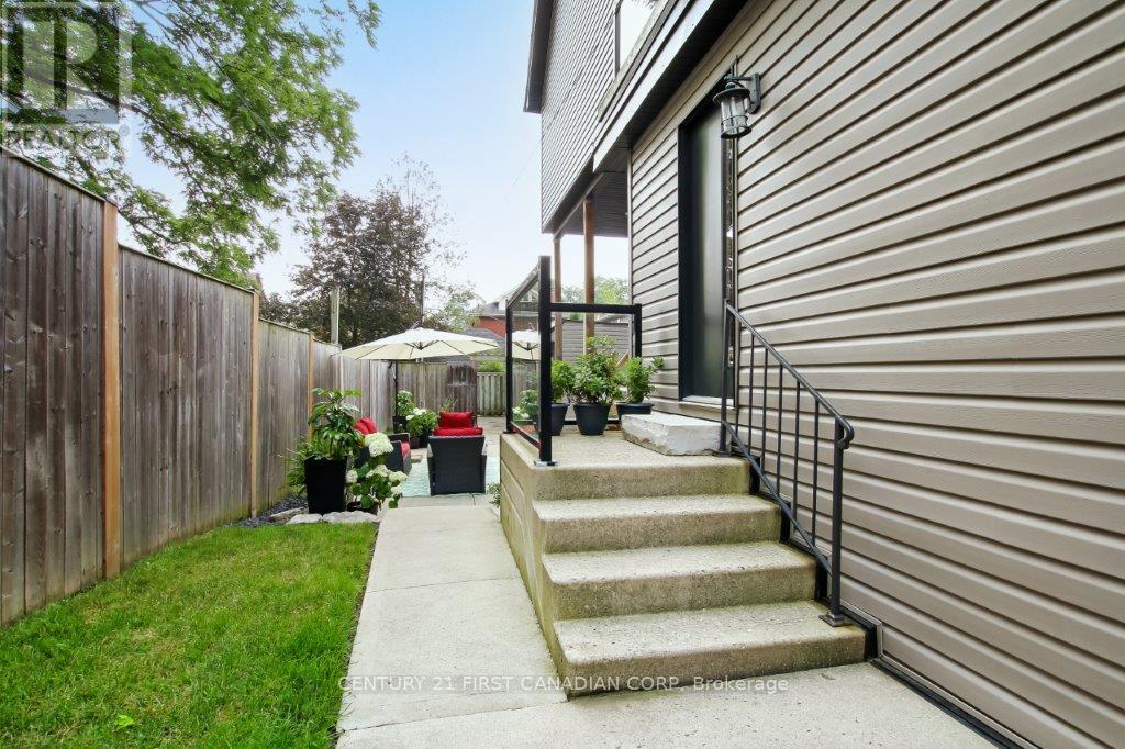 Property at 239 TECUMSEH AVENUE E image 4