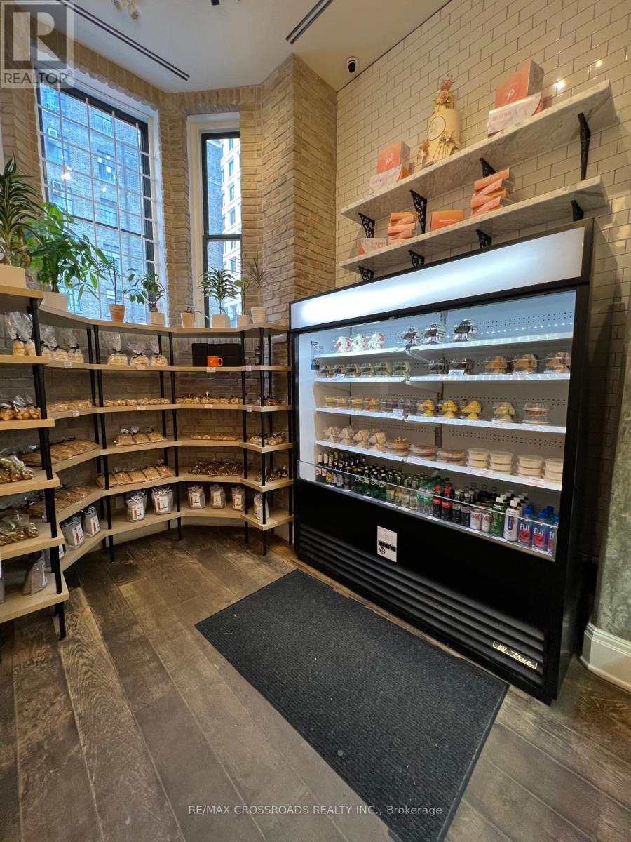 105 - 7 St Thomas Street, Toronto (Bay Street Corridor), Ontario  M5S 2B7 - Photo 4 - C12286458