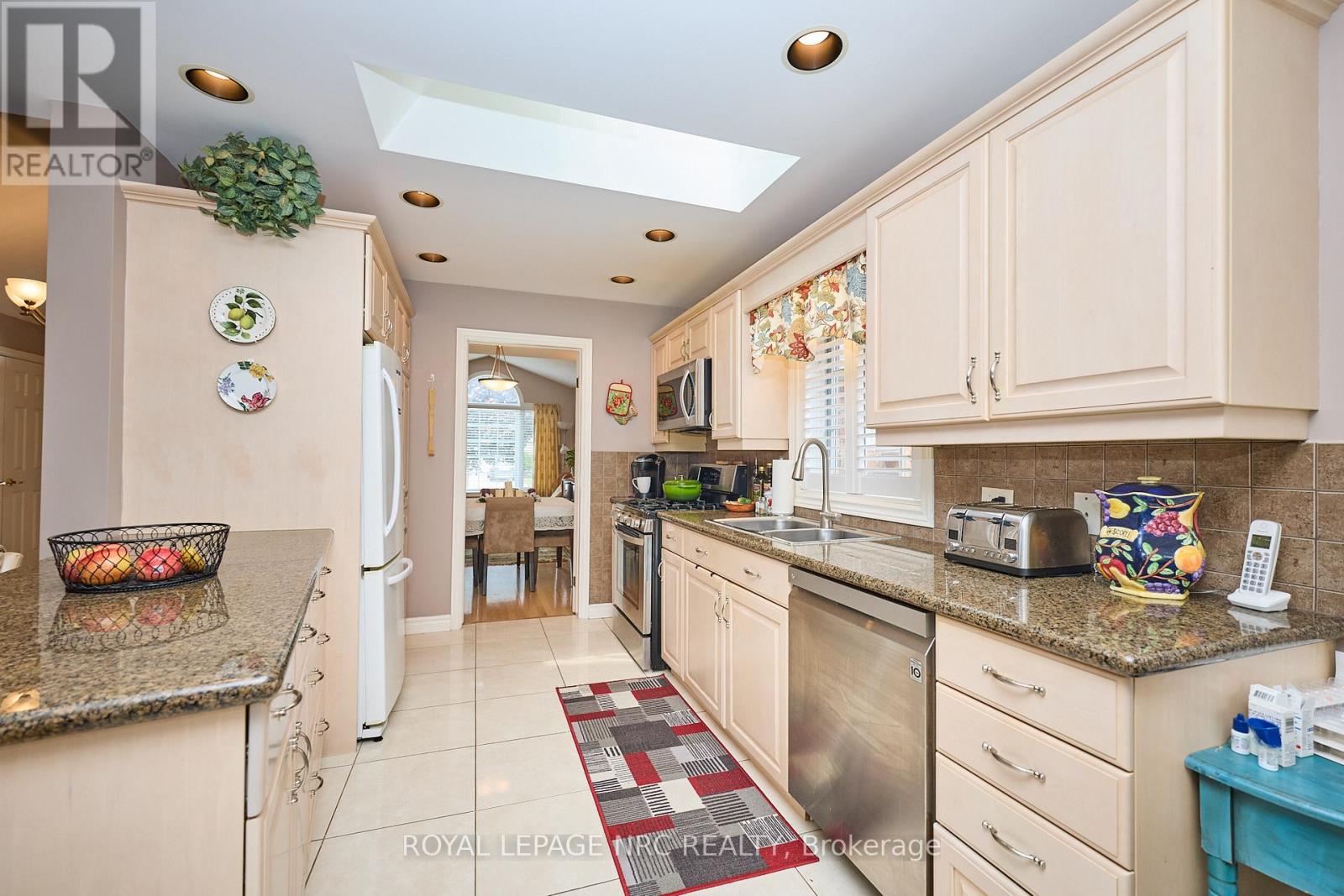 7926 Foxe Drive, Niagara Falls (Mt. Carmel), Ontario  L2H 3C7 - Photo 10 - X12286638