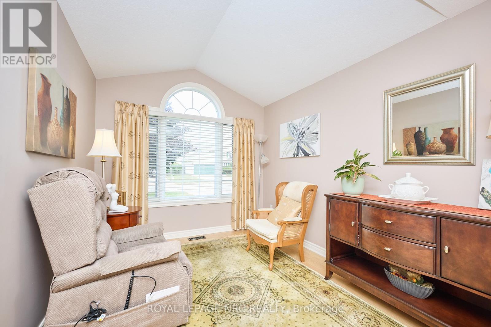 7926 Foxe Drive, Niagara Falls (Mt. Carmel), Ontario  L2H 3C7 - Photo 15 - X12286638