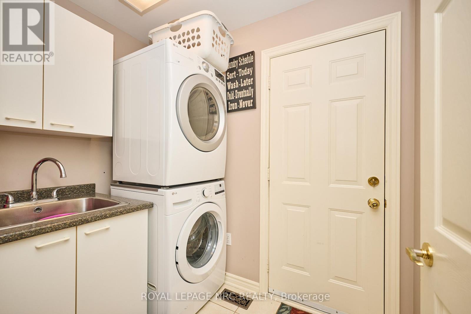 7926 Foxe Drive, Niagara Falls (Mt. Carmel), Ontario  L2H 3C7 - Photo 18 - X12286638