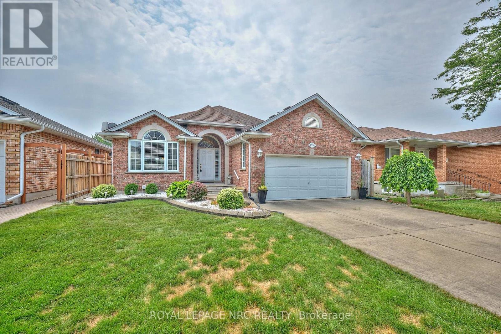 7926 Foxe Drive, Niagara Falls (Mt. Carmel), Ontario  L2H 3C7 - Photo 2 - X12286638