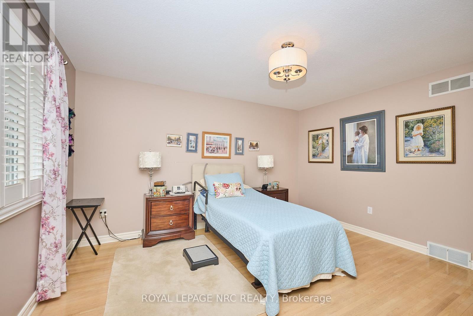 7926 Foxe Drive, Niagara Falls (Mt. Carmel), Ontario  L2H 3C7 - Photo 24 - X12286638