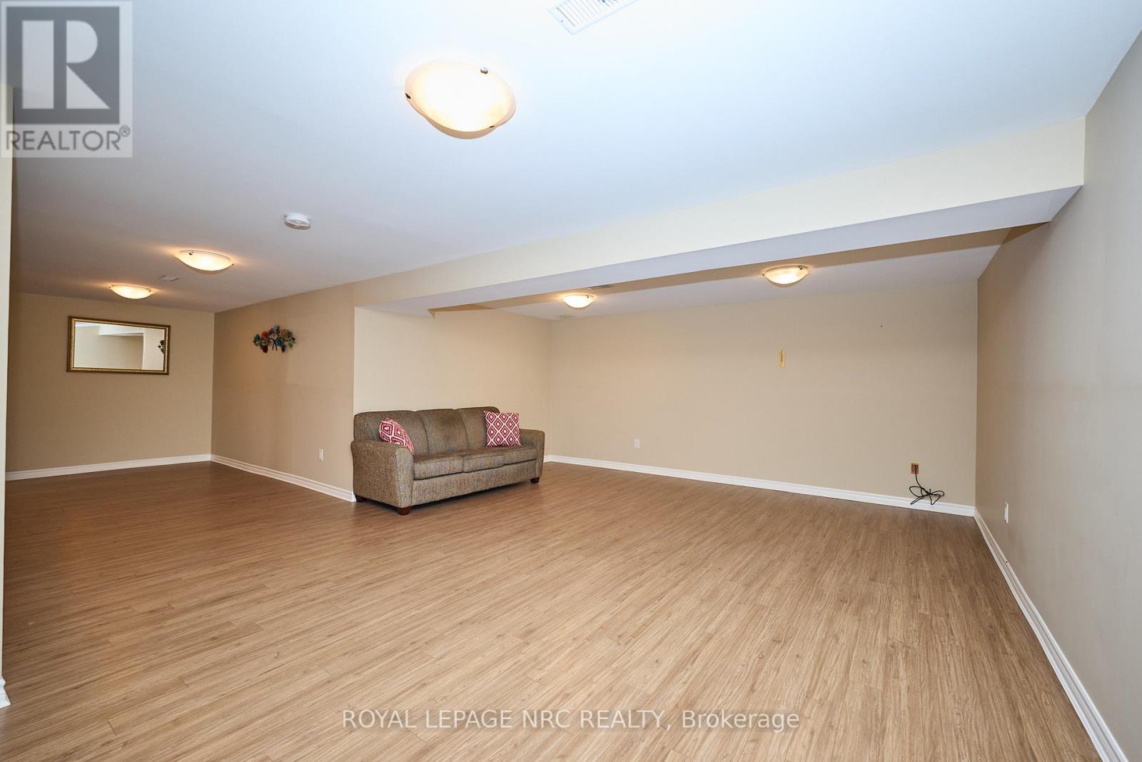 7926 Foxe Drive, Niagara Falls (Mt. Carmel), Ontario  L2H 3C7 - Photo 32 - X12286638