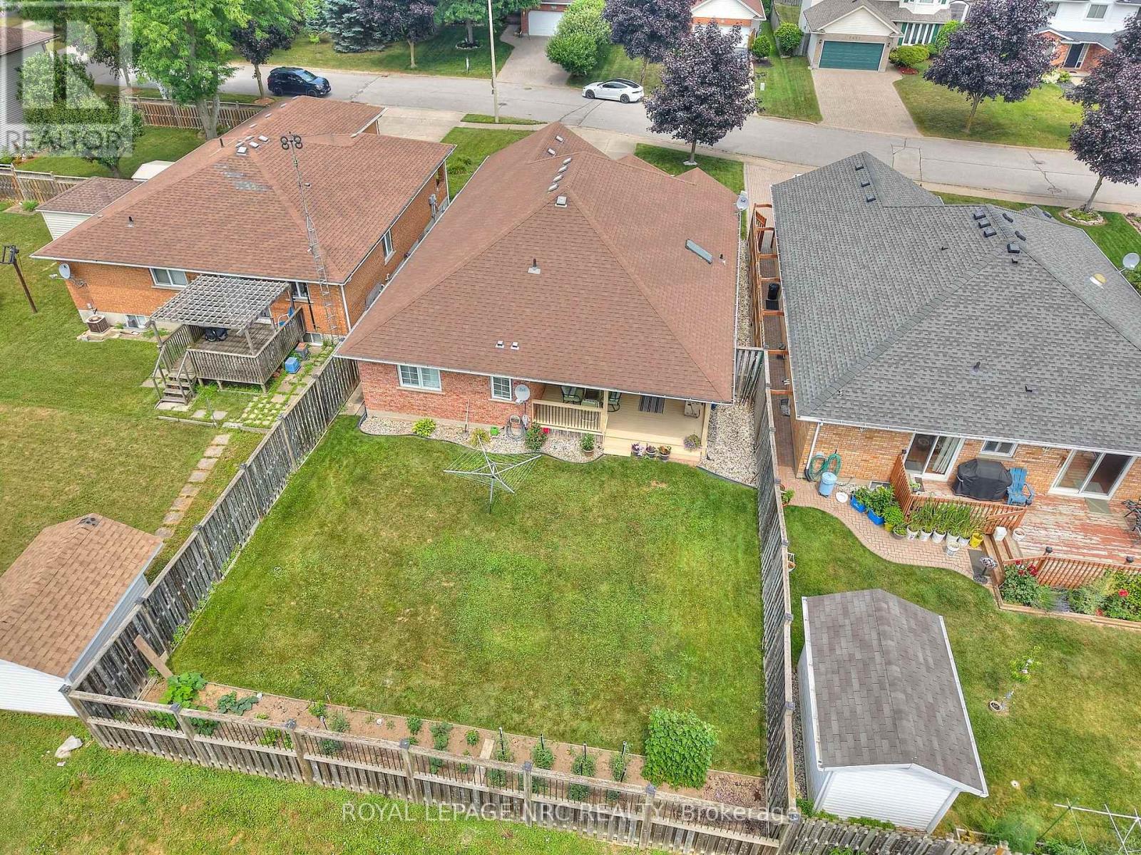 7926 Foxe Drive, Niagara Falls (Mt. Carmel), Ontario  L2H 3C7 - Photo 4 - X12286638