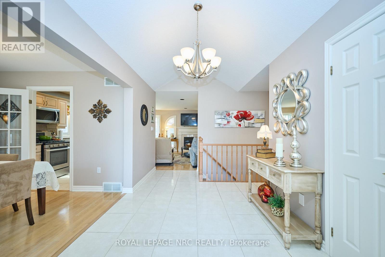 7926 Foxe Drive, Niagara Falls (Mt. Carmel), Ontario  L2H 3C7 - Photo 6 - X12286638