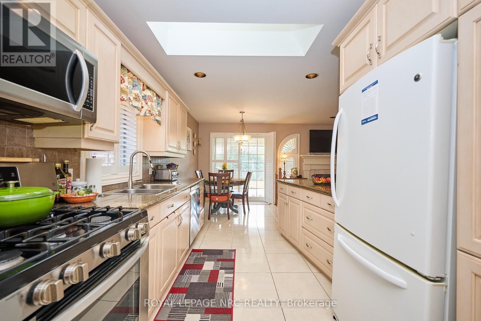 7926 Foxe Drive, Niagara Falls (Mt. Carmel), Ontario  L2H 3C7 - Photo 8 - X12286638