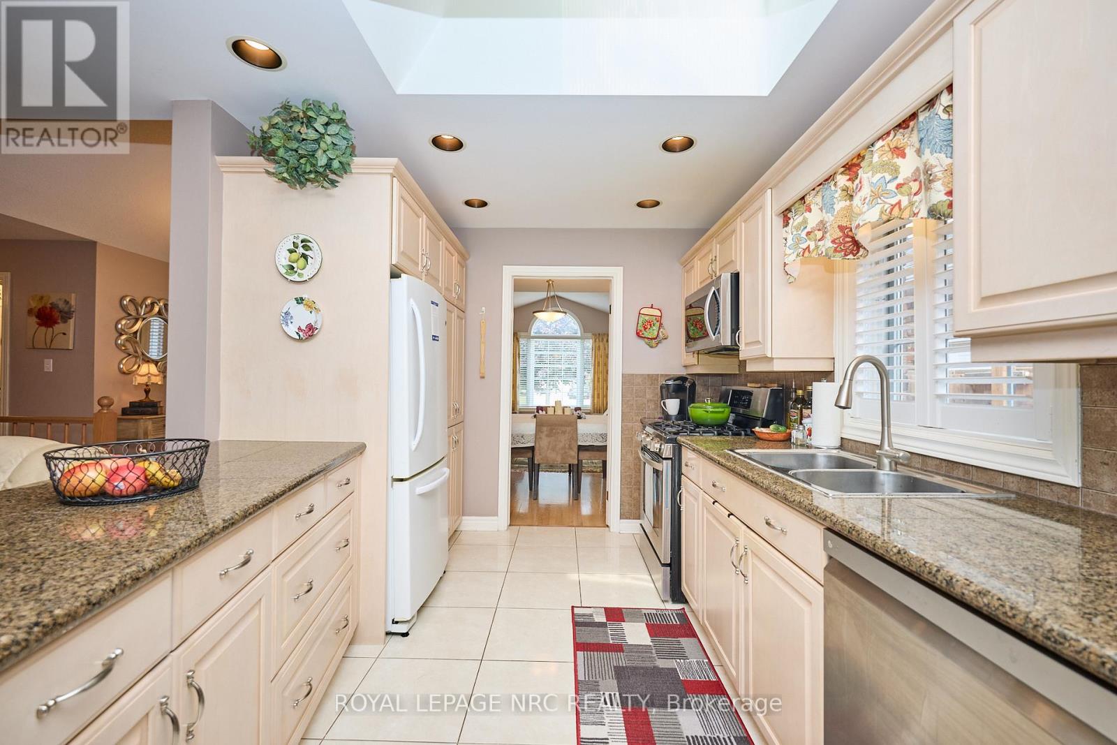 7926 Foxe Drive, Niagara Falls (Mt. Carmel), Ontario  L2H 3C7 - Photo 9 - X12286638