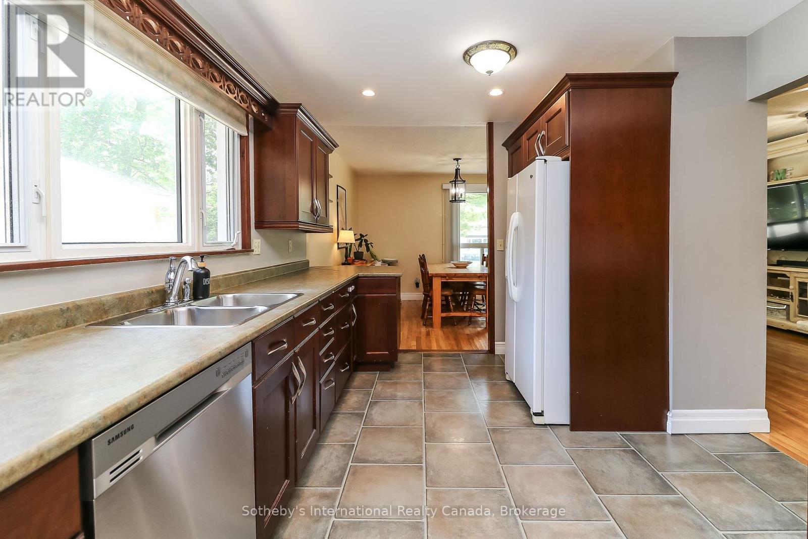 33 Parkwood Drive, Wasaga Beach, Ontario  L9Z 2T2 - Photo 18 - S12286771