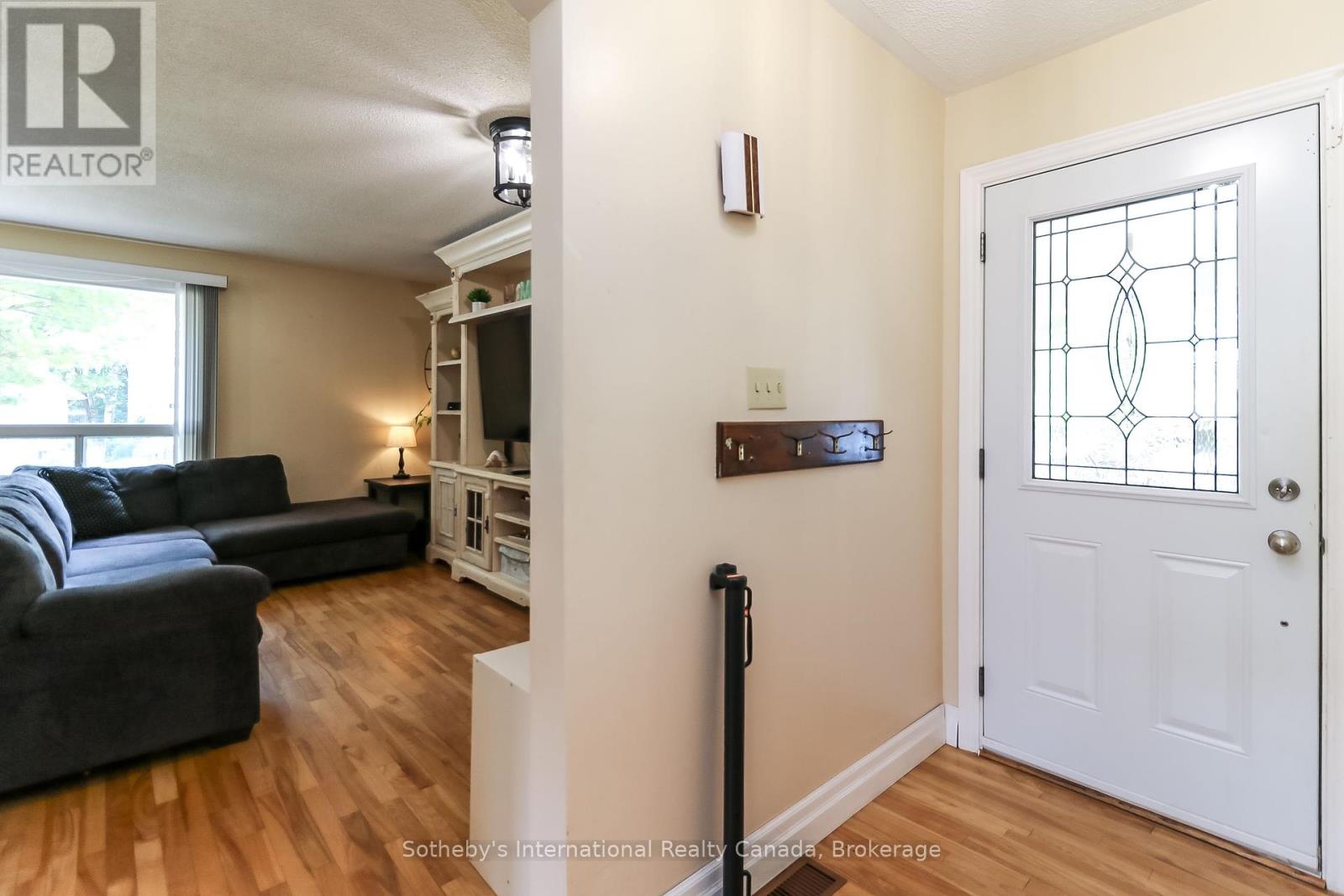33 Parkwood Drive, Wasaga Beach, Ontario  L9Z 2T2 - Photo 6 - S12286771