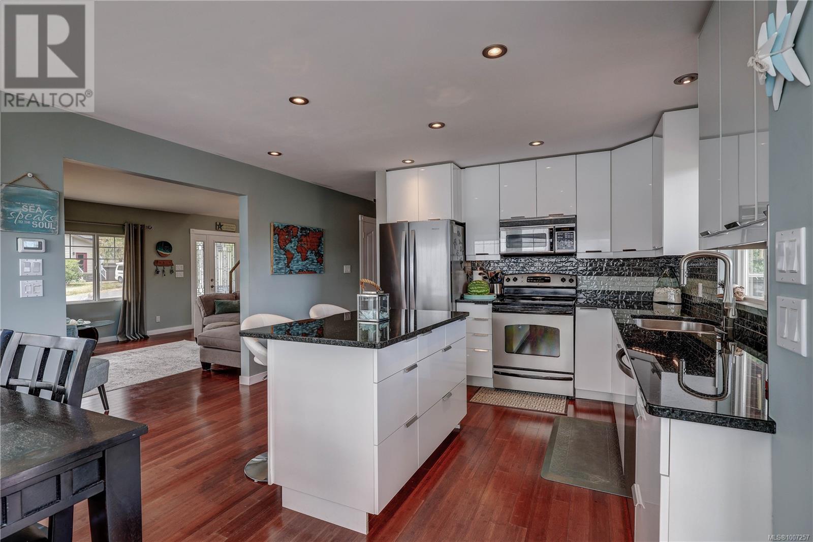 Property at 262 Juniper St image 4