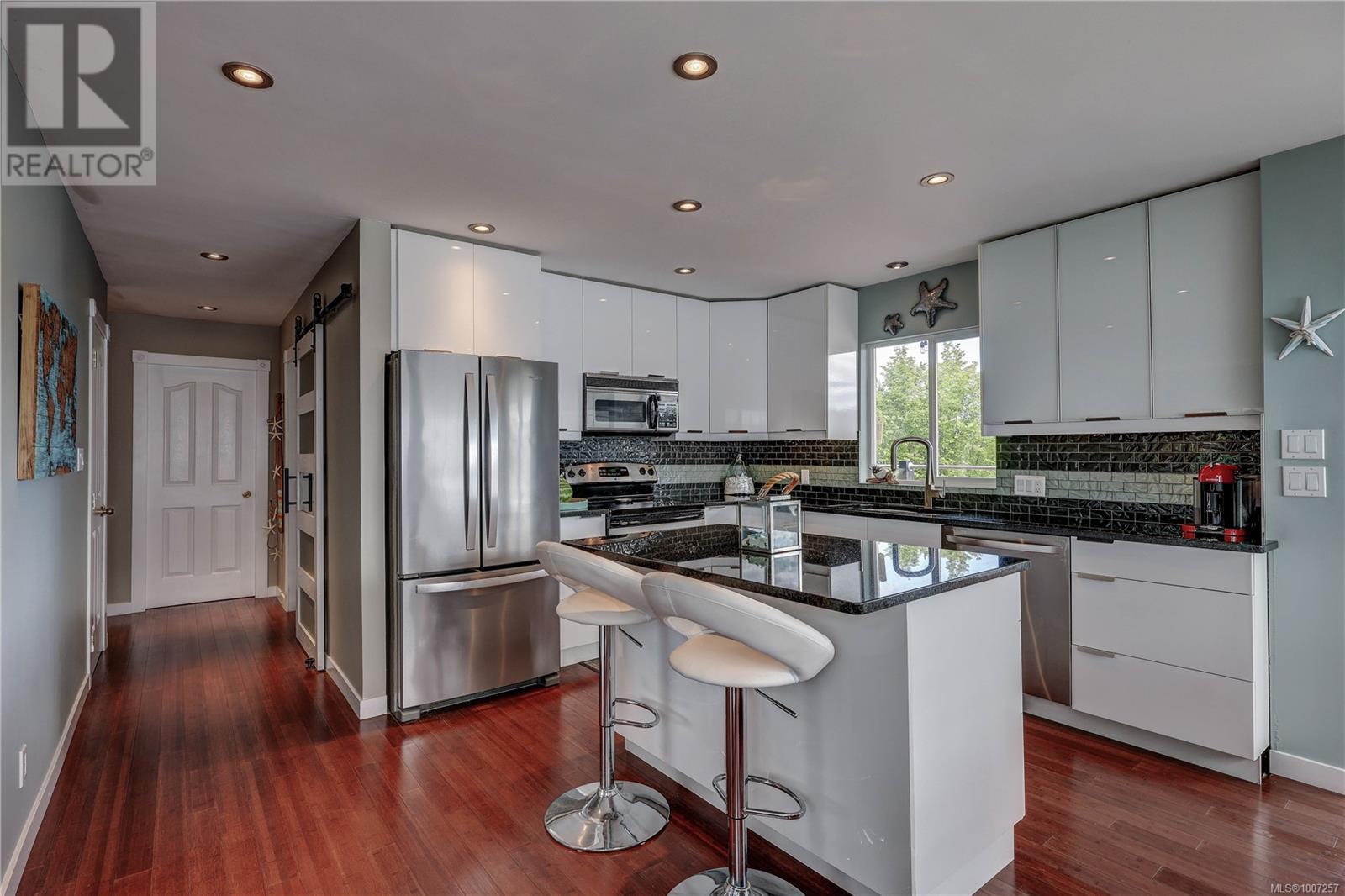 Property at 262 Juniper St image 3