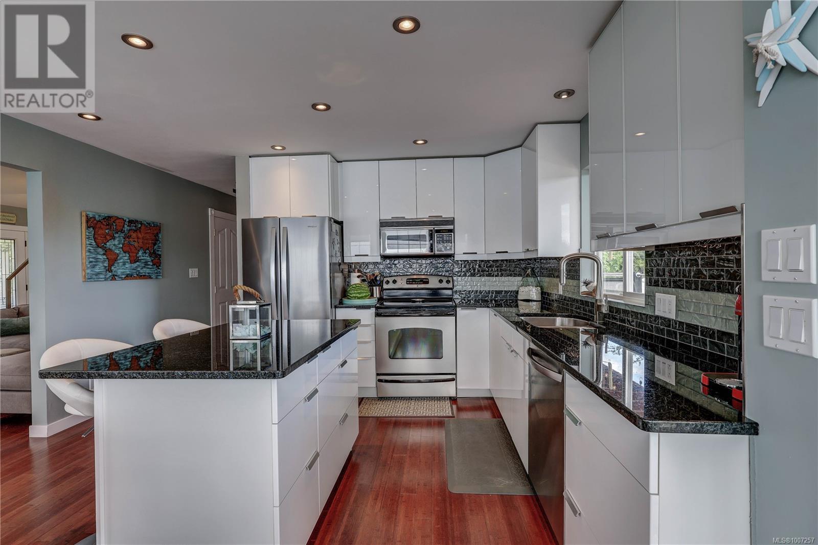 Property at 262 Juniper St image 5