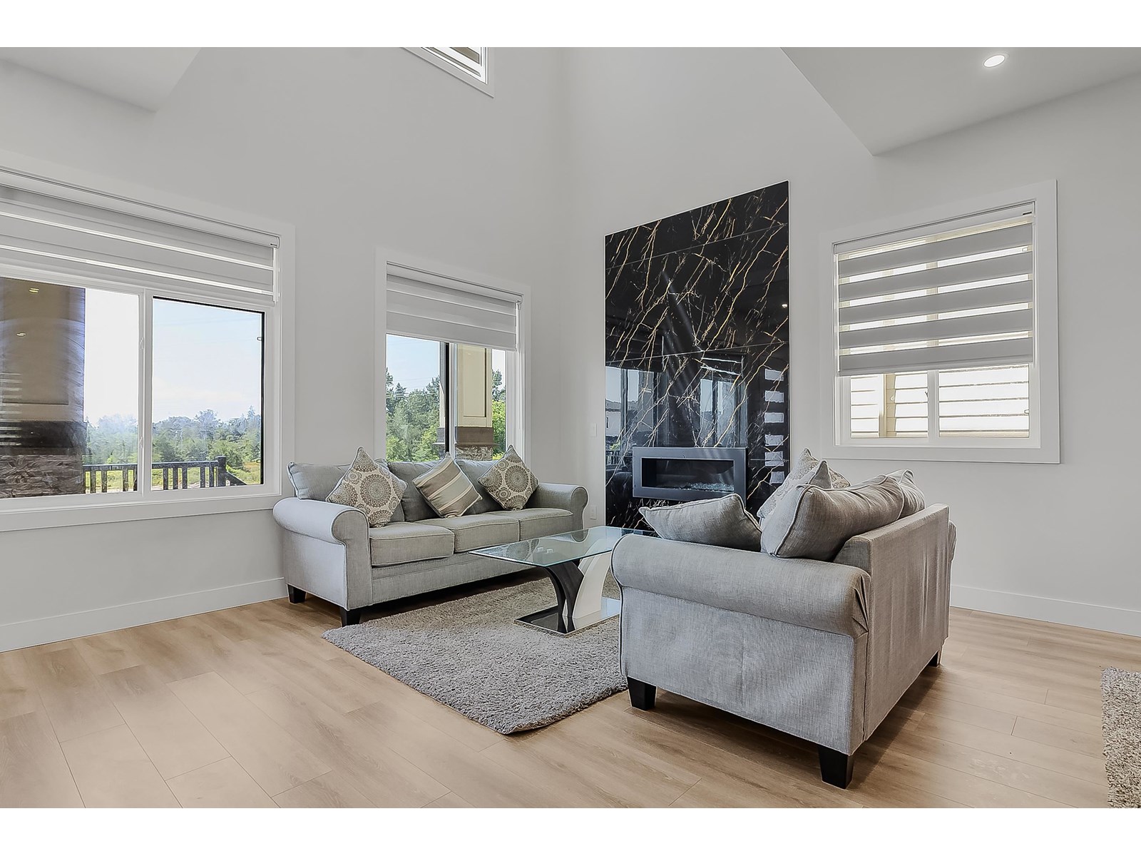 Property at 16707 15A AVENUE image 3