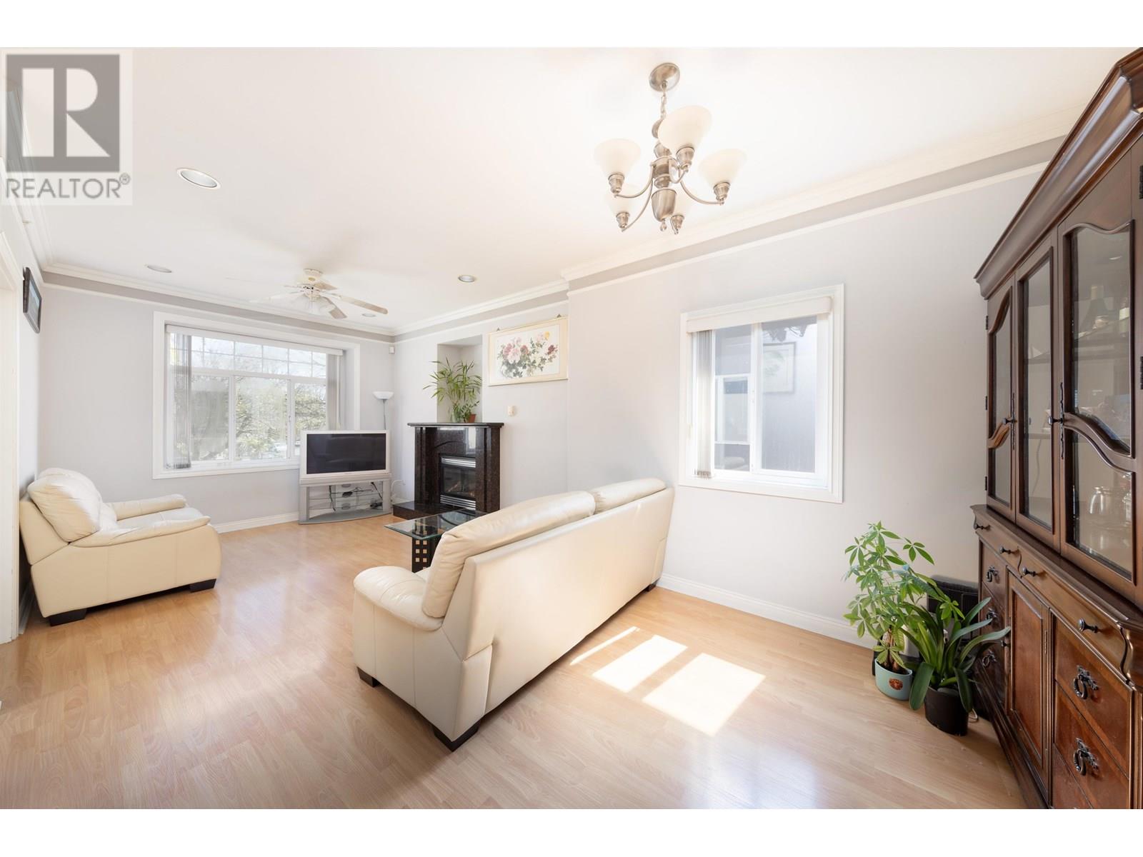 Property at 6887 SHERBROOKE STREET image 4