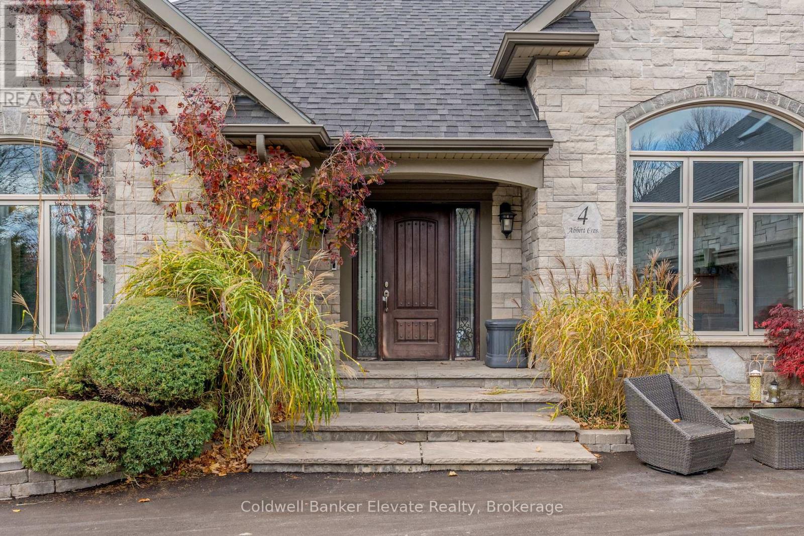 4 Abbitt Crescent, Halton Hills, Ontario  L7A 1A6 - Photo 4 - W12286619