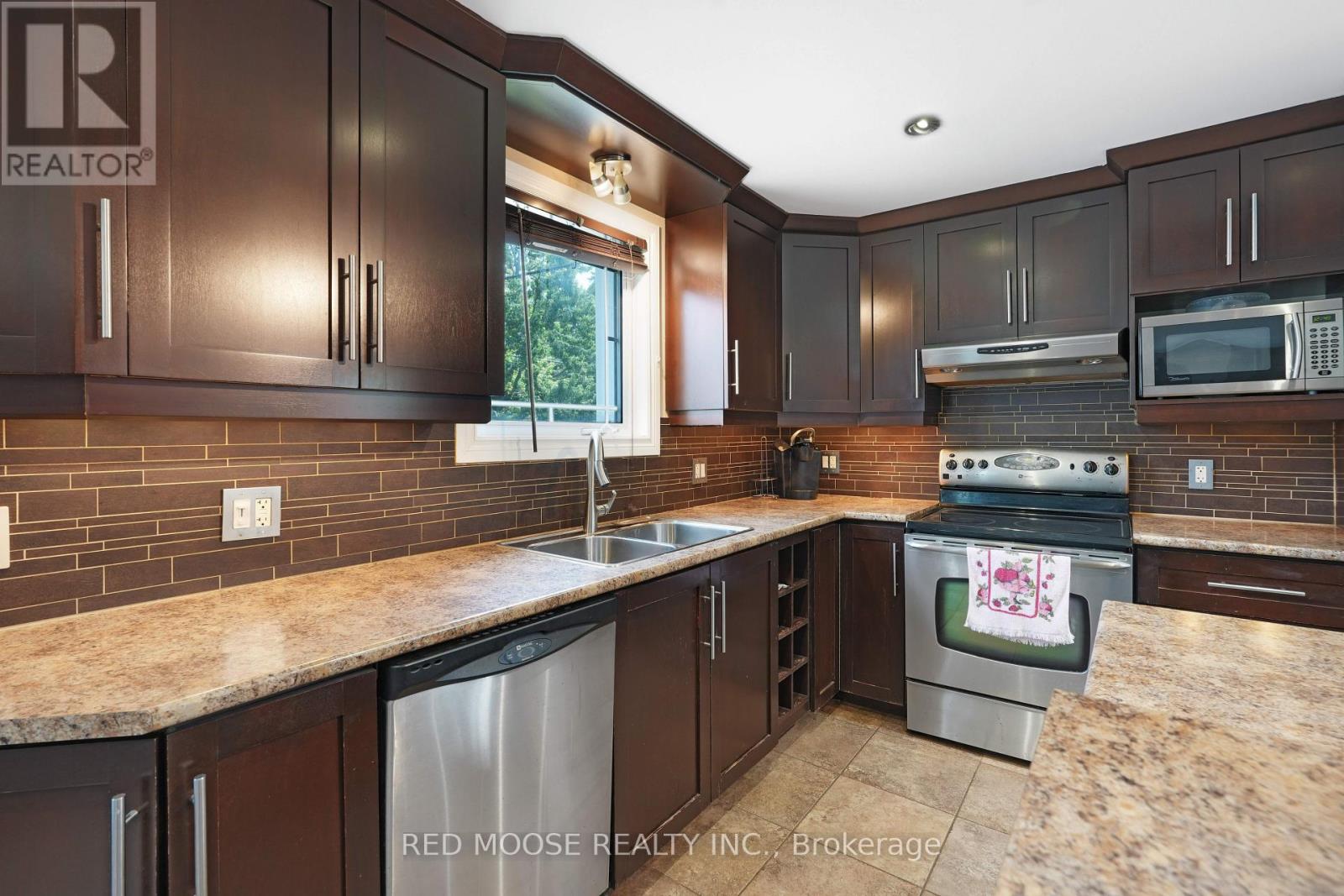694 De L'eglise Street, Ottawa, Ontario  K1K 3K2 - Photo 11 - X12286832