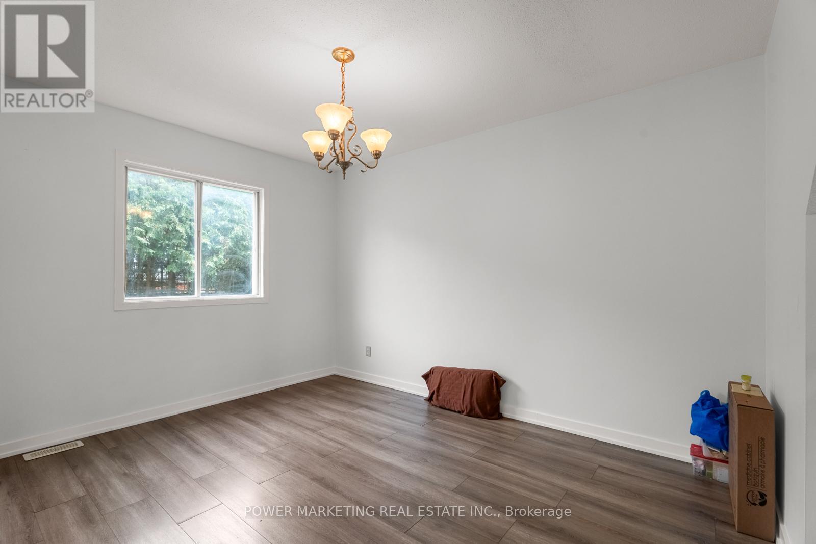 1631 Saxony Crescent, Ottawa, Ontario  K1B 5K8 - Photo 12 - X12274516