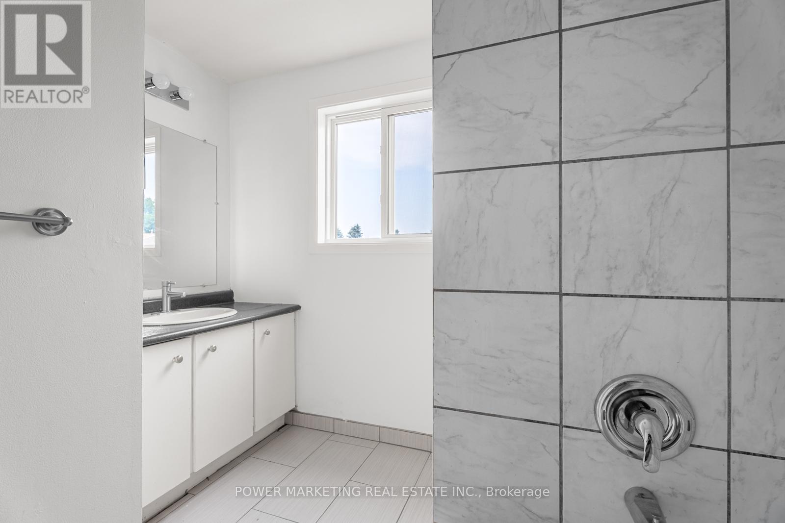 1631 Saxony Crescent, Ottawa, Ontario  K1B 5K8 - Photo 22 - X12274516