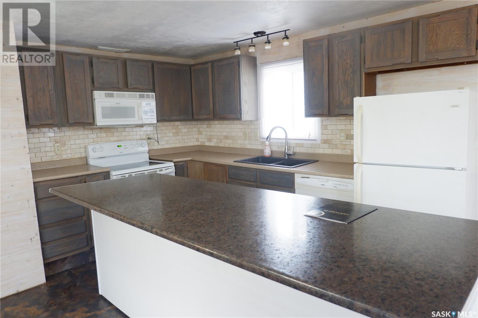 67 Sunrise Estates, Assiniboia, Saskatchewan  S0H 0B0 - Photo 2 - SK012702
