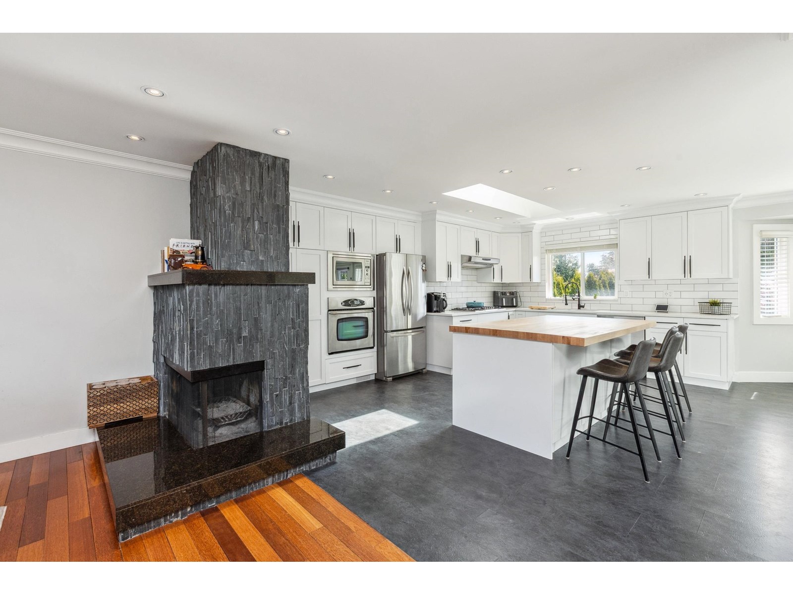 Property at 14418 16A AVENUE image 4