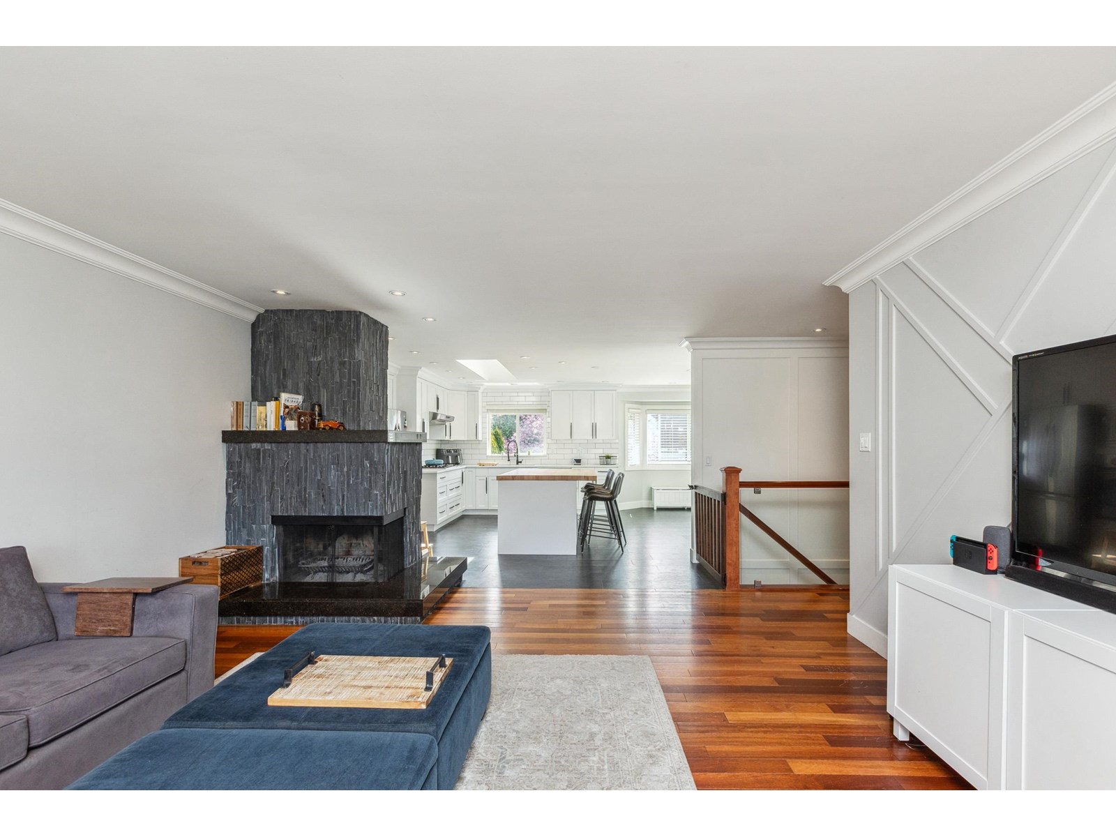 Property at 14418 16A AVENUE image 3