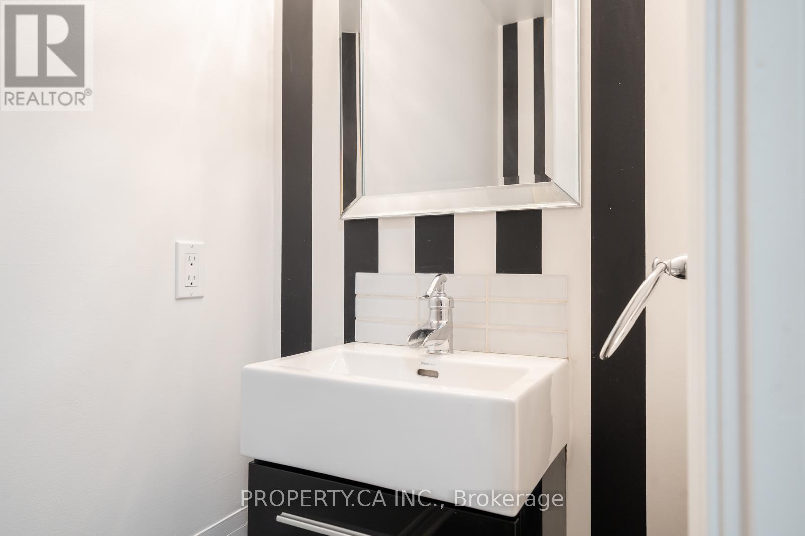 105 - 2111 Lakeshore Boulevard W, Toronto, Ontario  M8V 4B2 - Photo 11 - W12286913