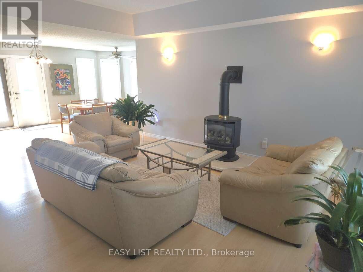 4335 Bluepoint Drive, Plympton-Wyoming, Ontario  N0N 1J6 - Photo 10 - X12286959