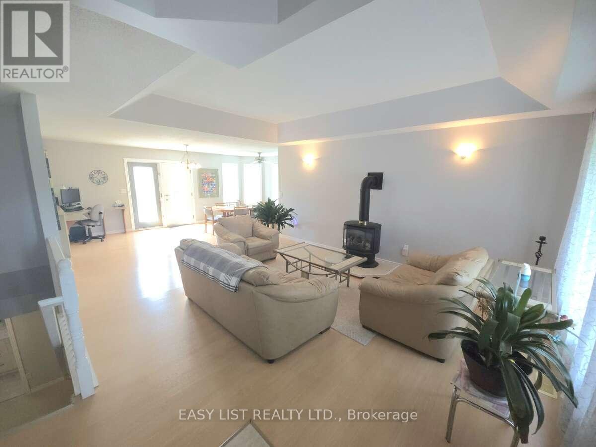 4335 Bluepoint Drive, Plympton-Wyoming, Ontario  N0N 1J6 - Photo 11 - X12286959