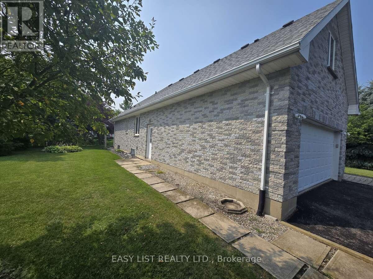 4335 Bluepoint Drive, Plympton-Wyoming, Ontario  N0N 1J6 - Photo 4 - X12286959