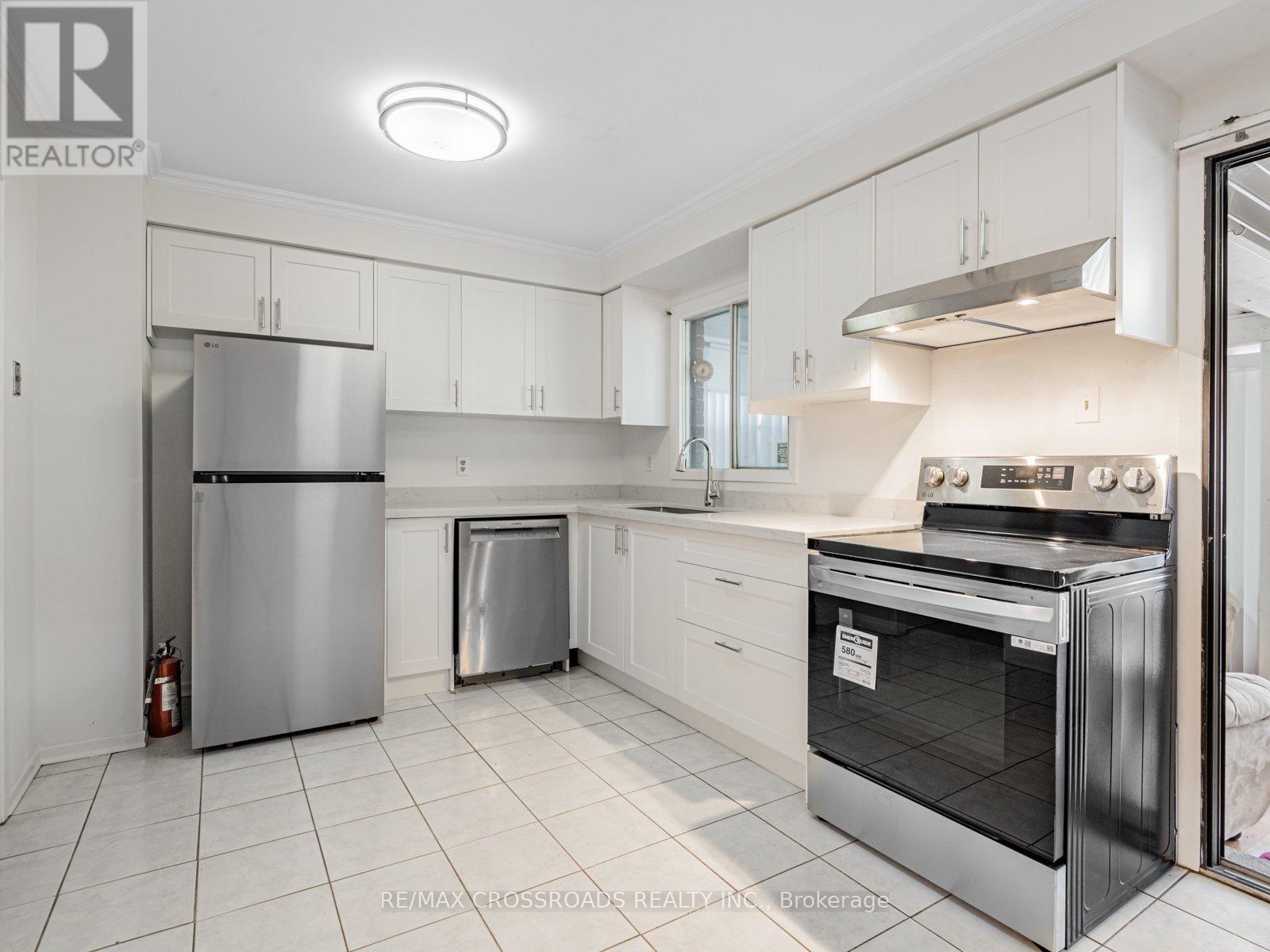 Property at 15 PEACHTREE PLACE image 3
