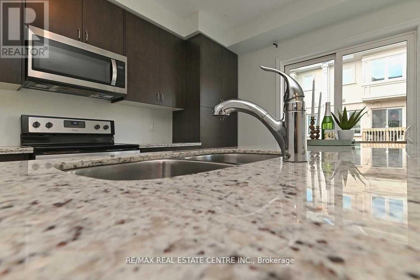 137 Borers Creek Circle, Hamilton, Ontario  L8B 1W3 - Photo 10 - X12287093