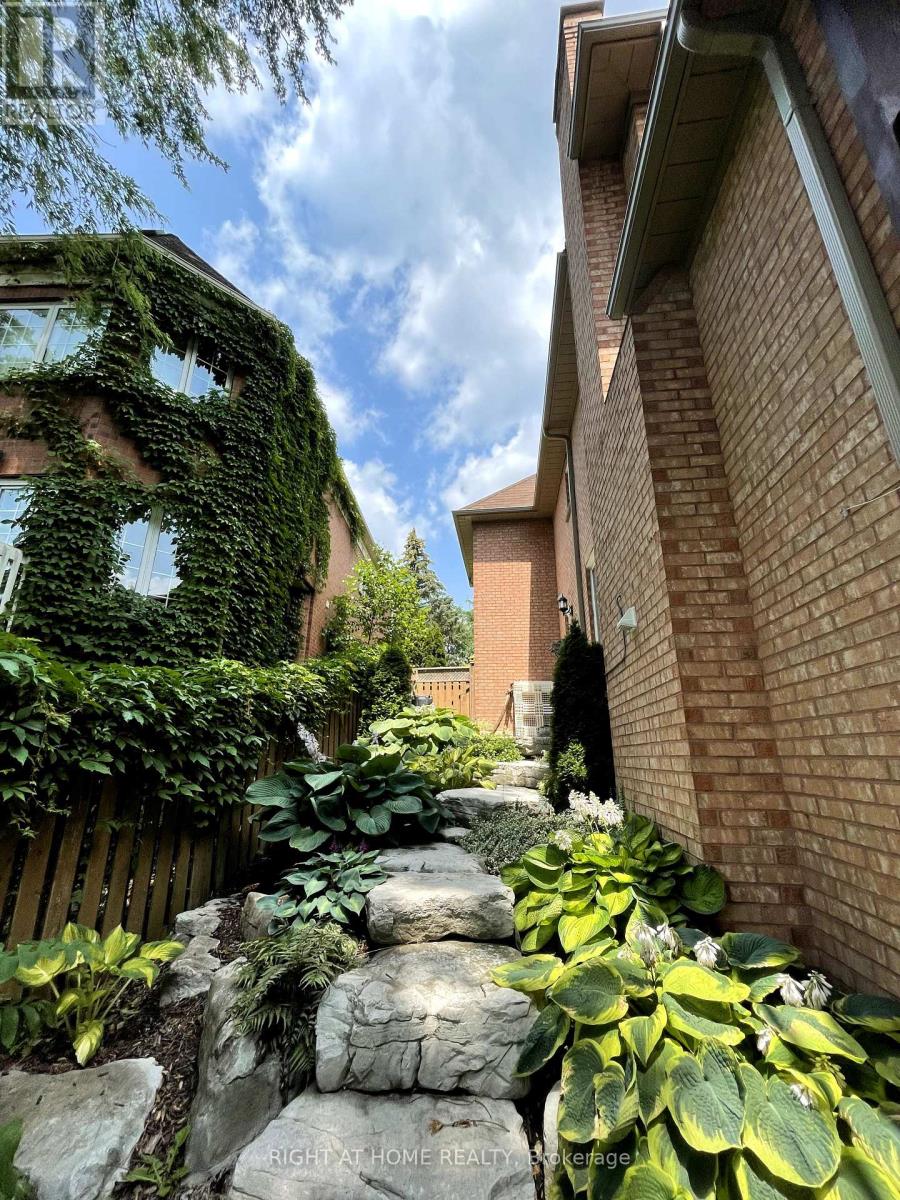 974 Creebridge Crescent, Newmarket, Ontario  L3X 1P1 - Photo 14 - N12287233