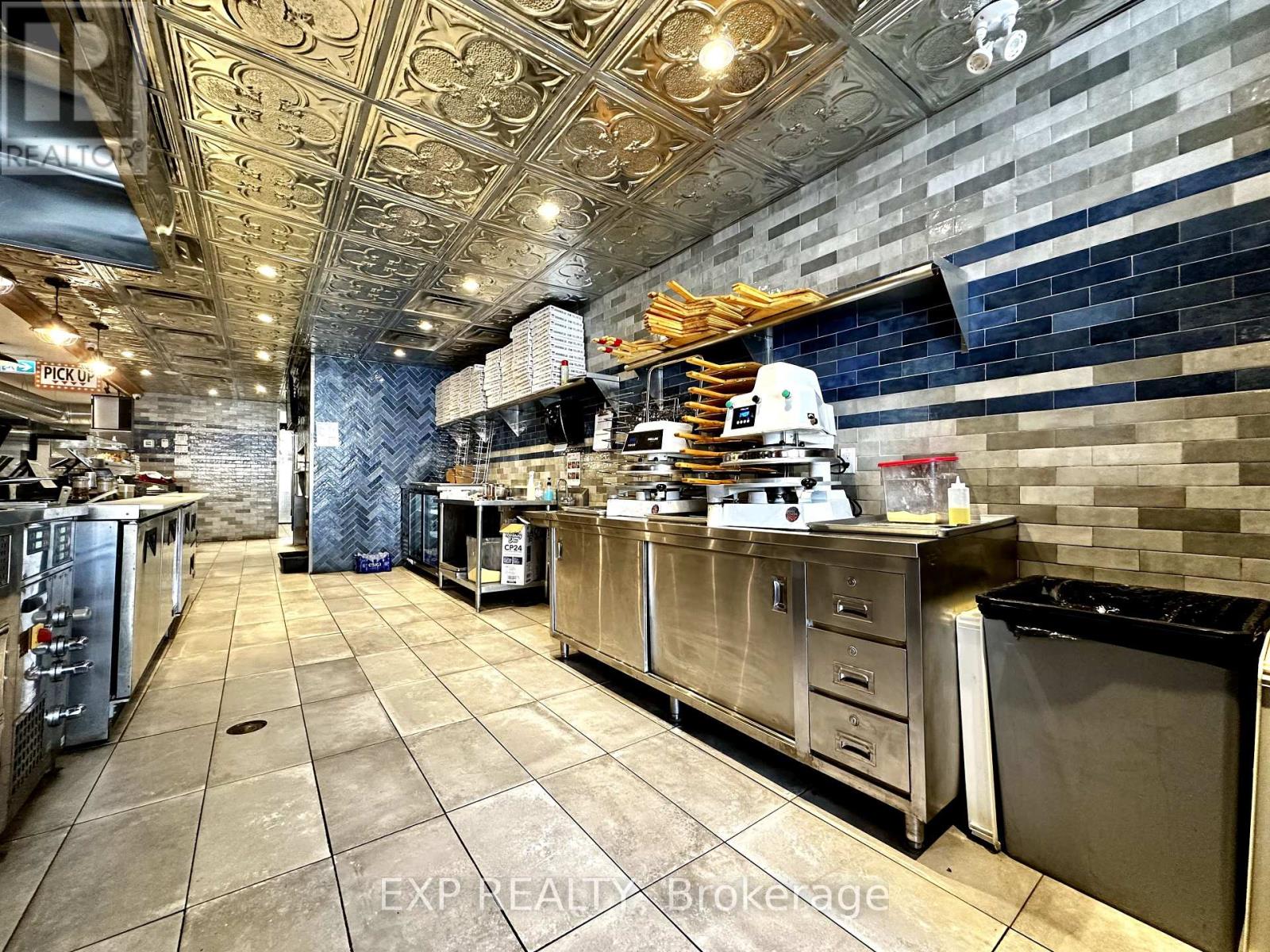 162 Lakeshore Road E, Oakville (Oo Old Oakville), Ontario  L6J 1H6 - Photo 12 - W12287332