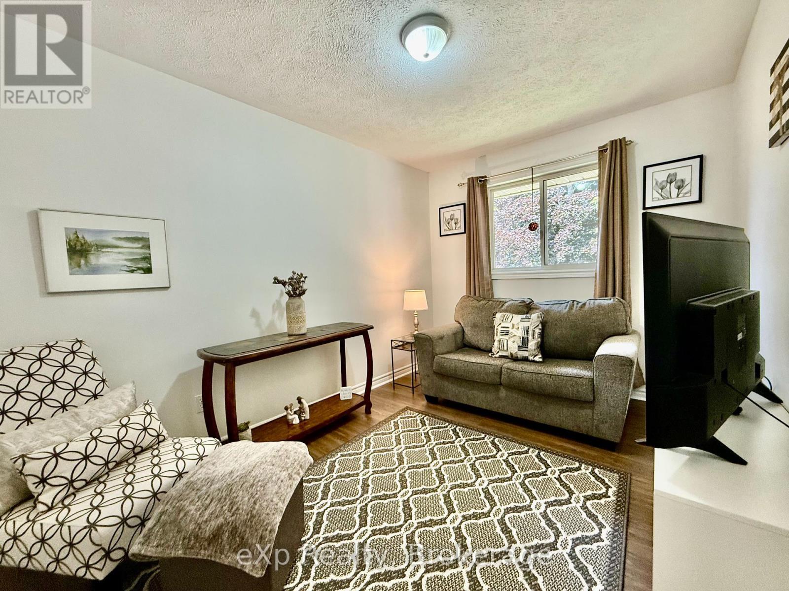 688 22nd Avenue, Hanover, Ontario  N4N 3W8 - Photo 12 - X12287360