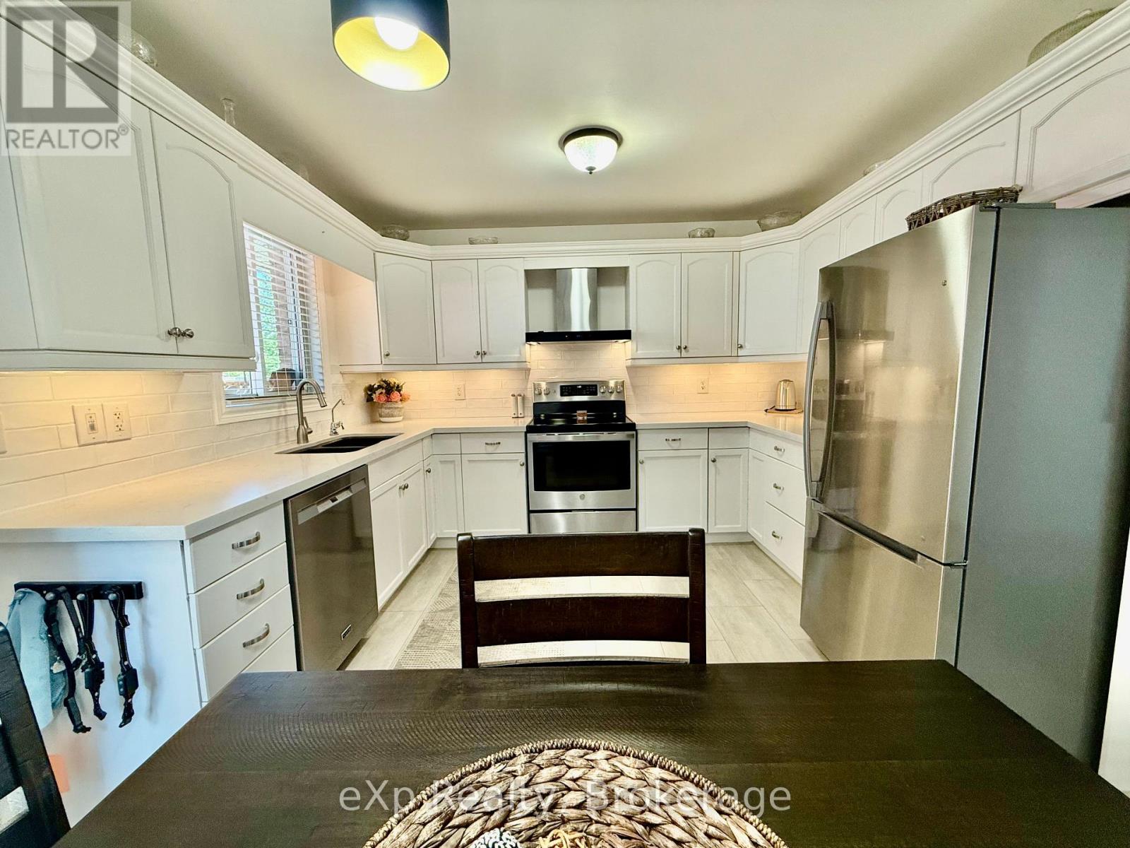 688 22nd Avenue, Hanover, Ontario  N4N 3W8 - Photo 7 - X12287360