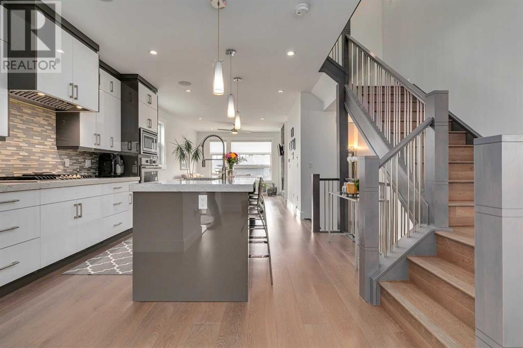 Property at 944 43 Street SW image 3