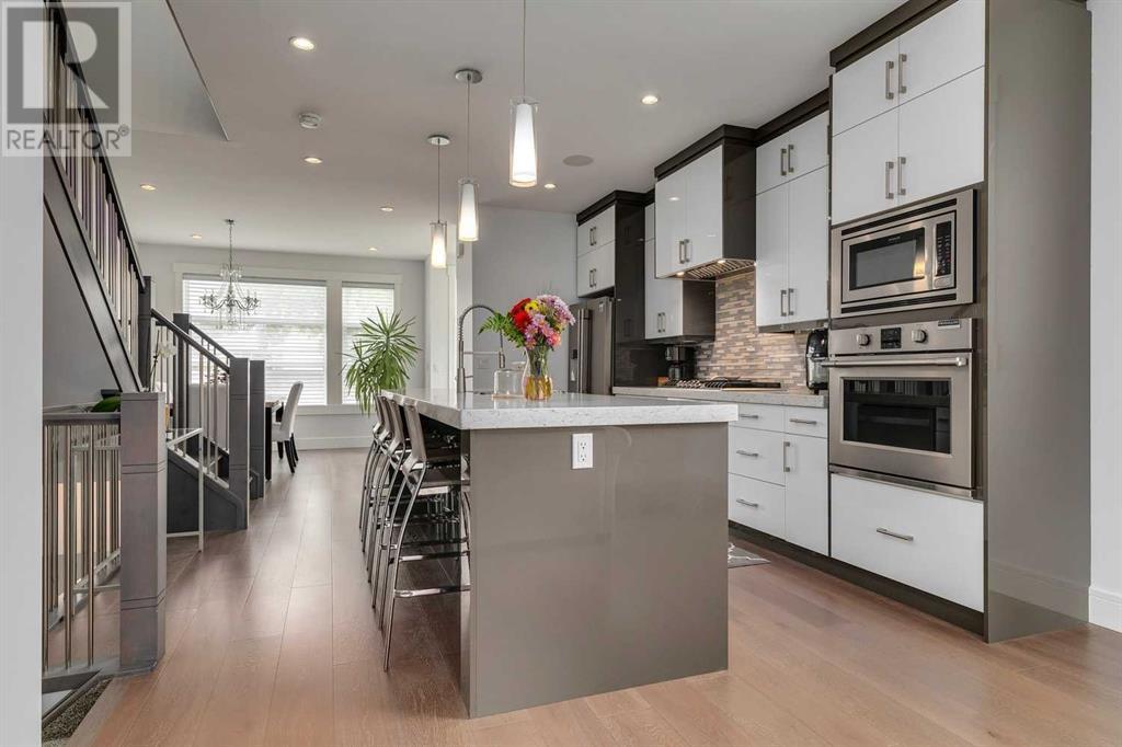 Property at 944 43 Street SW image 4