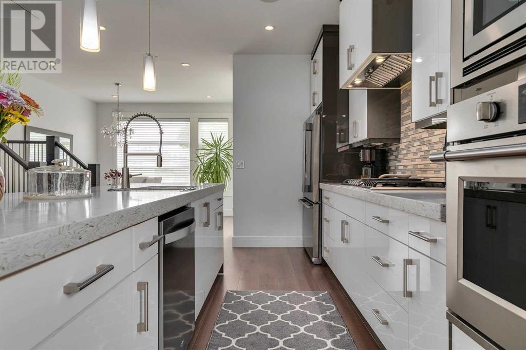 Property at 944 43 Street SW image 5