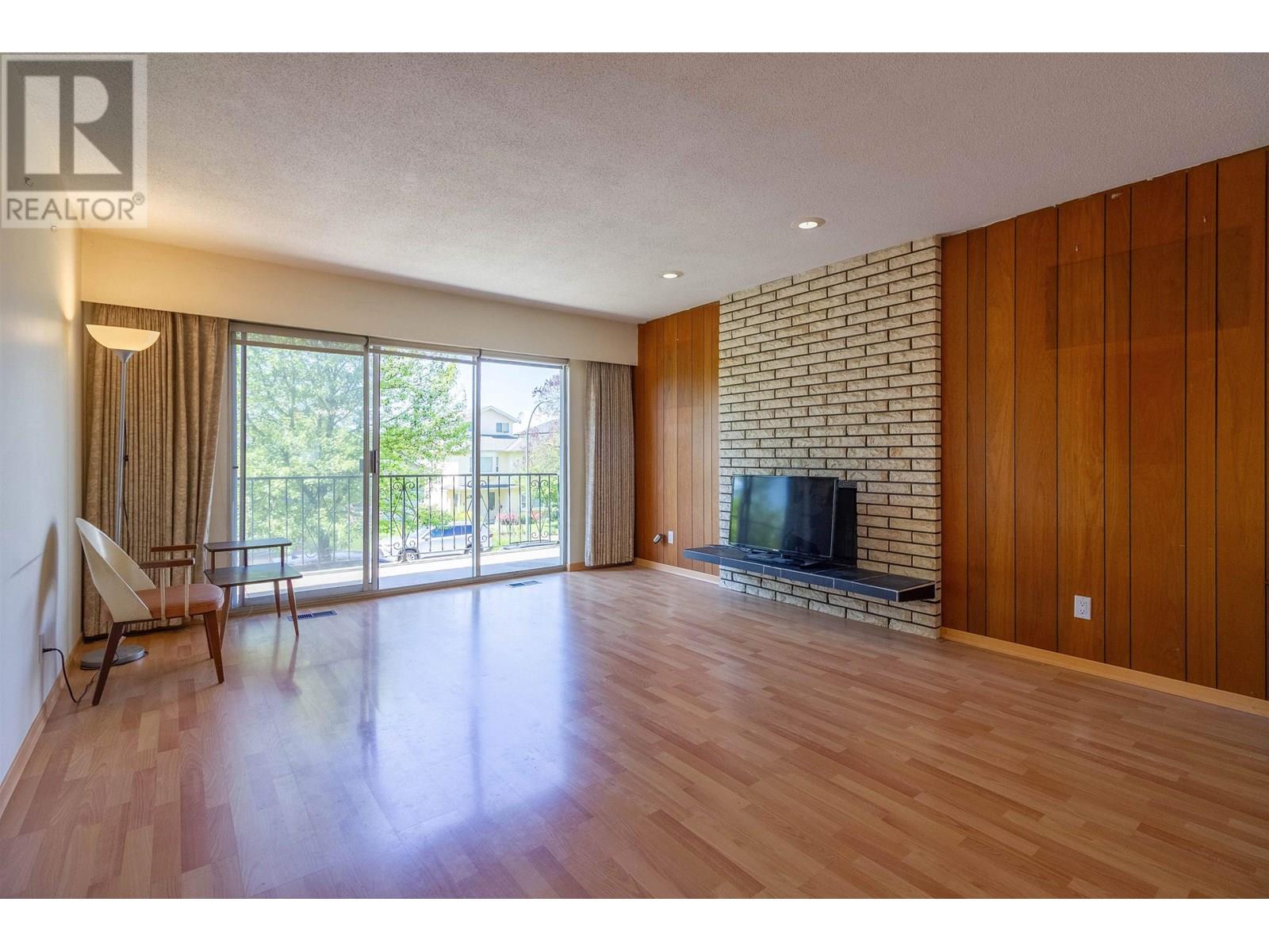 Property at 1260 ROSSLAND STREET image 2
