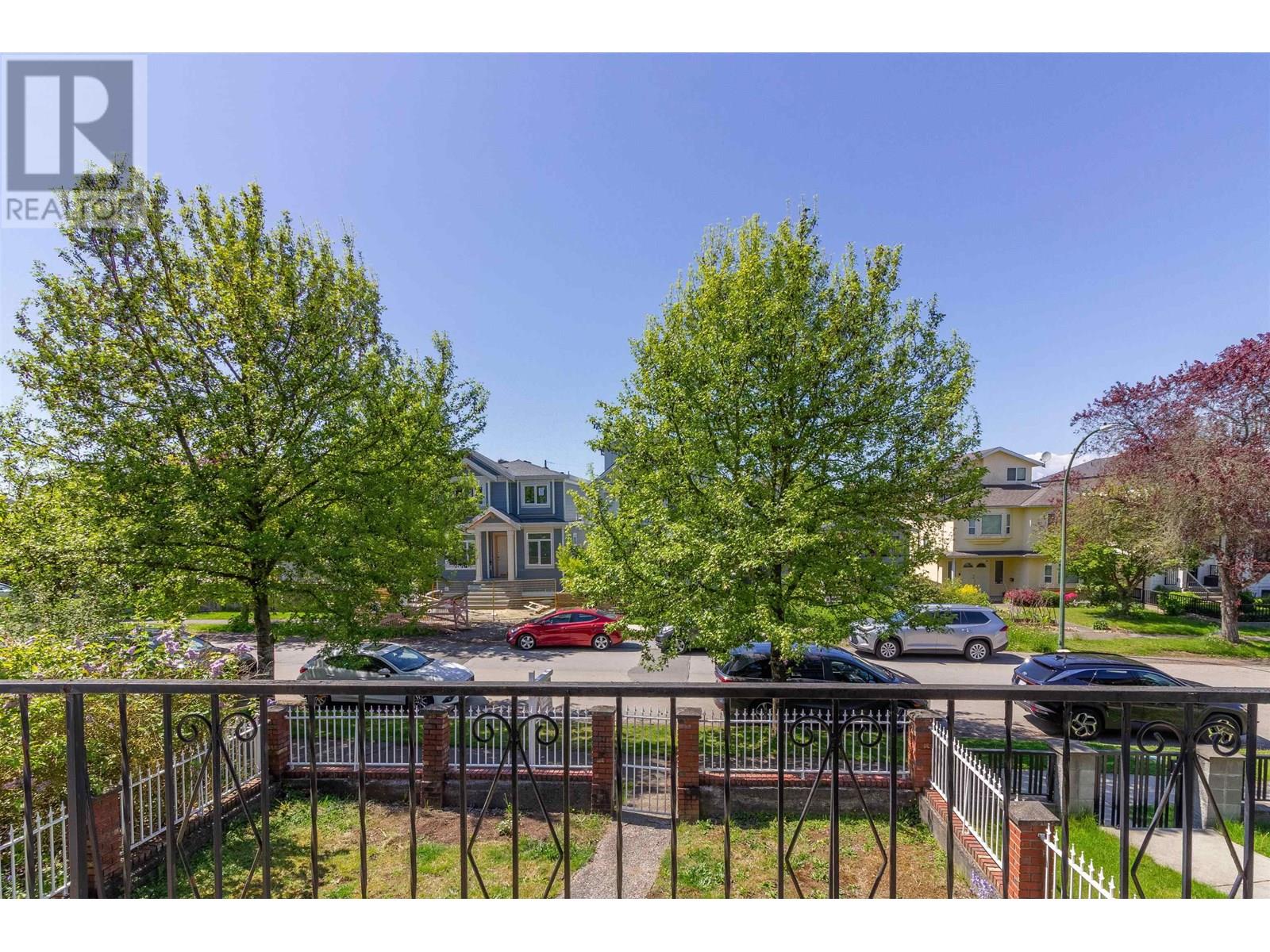 Property at 1260 ROSSLAND STREET image 5