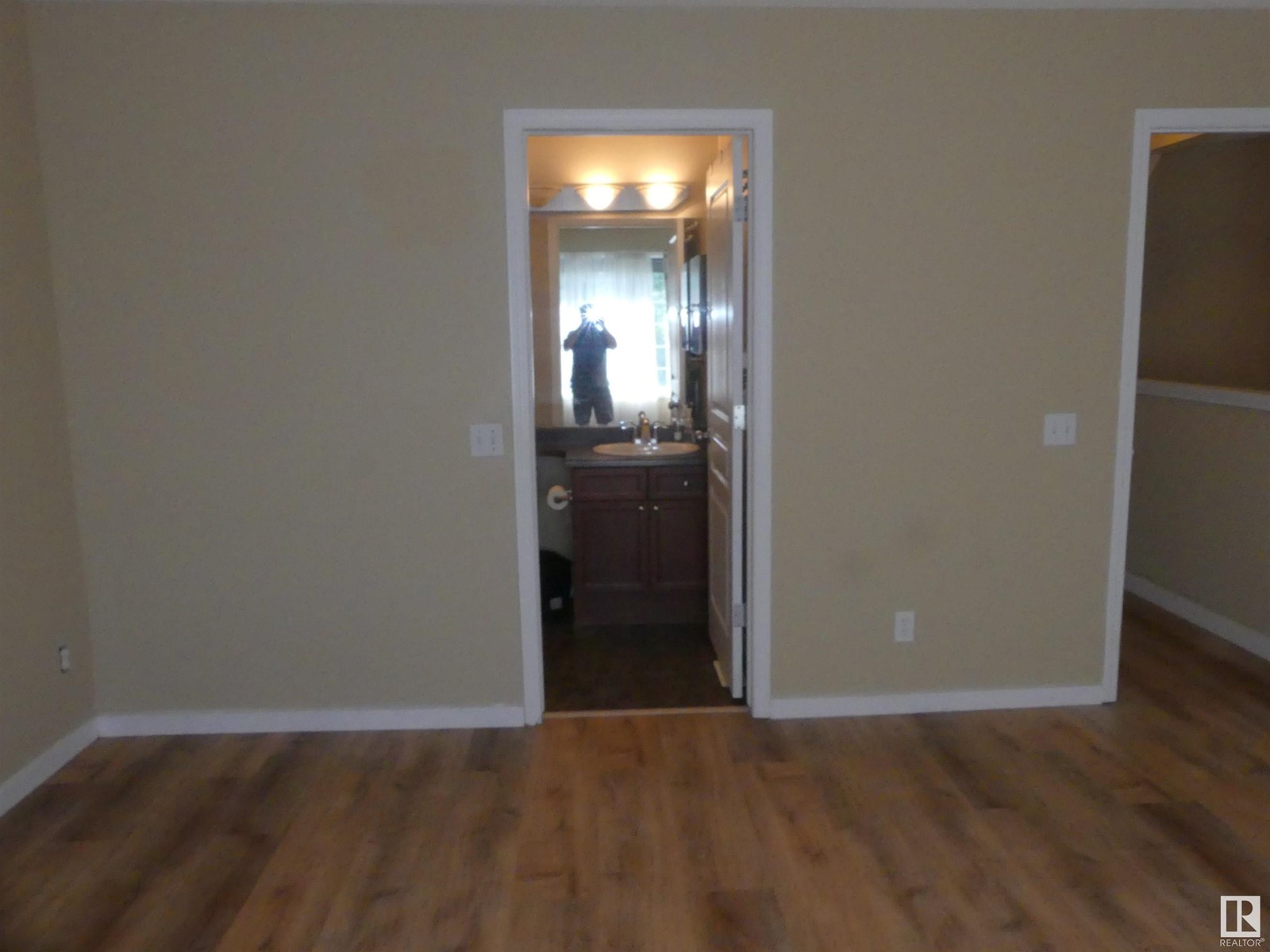 Property at 15930 139 ST NW image 2