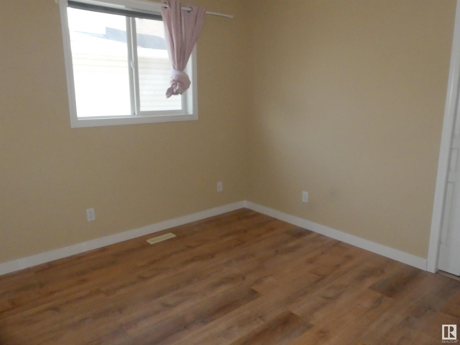 Property at 15930 139 ST NW image 4