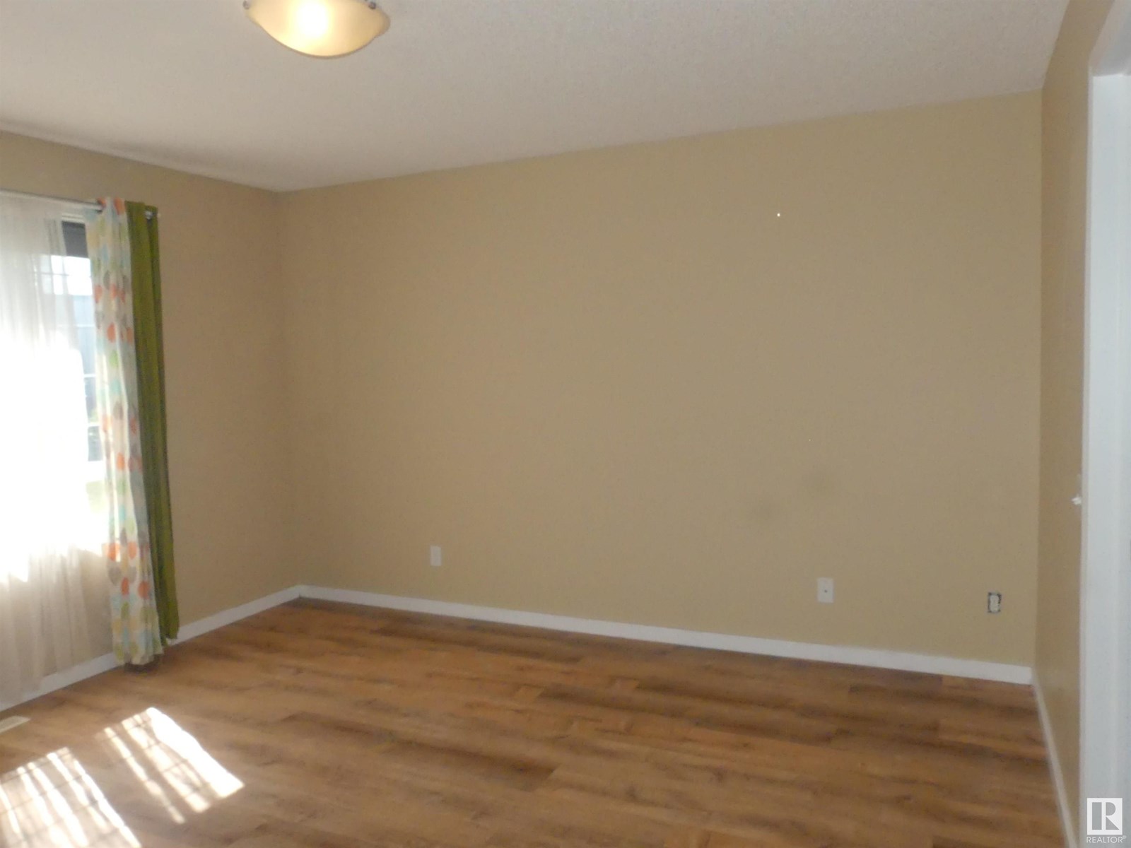 Property at 15930 139 ST NW image 1