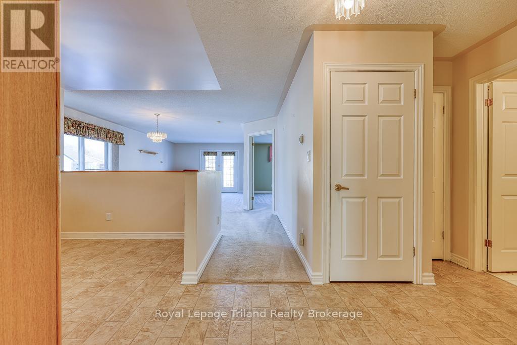 10 Armstrong Drive, Tillsonburg, Ontario  N4G 5T3 - Photo 5 - X12287504