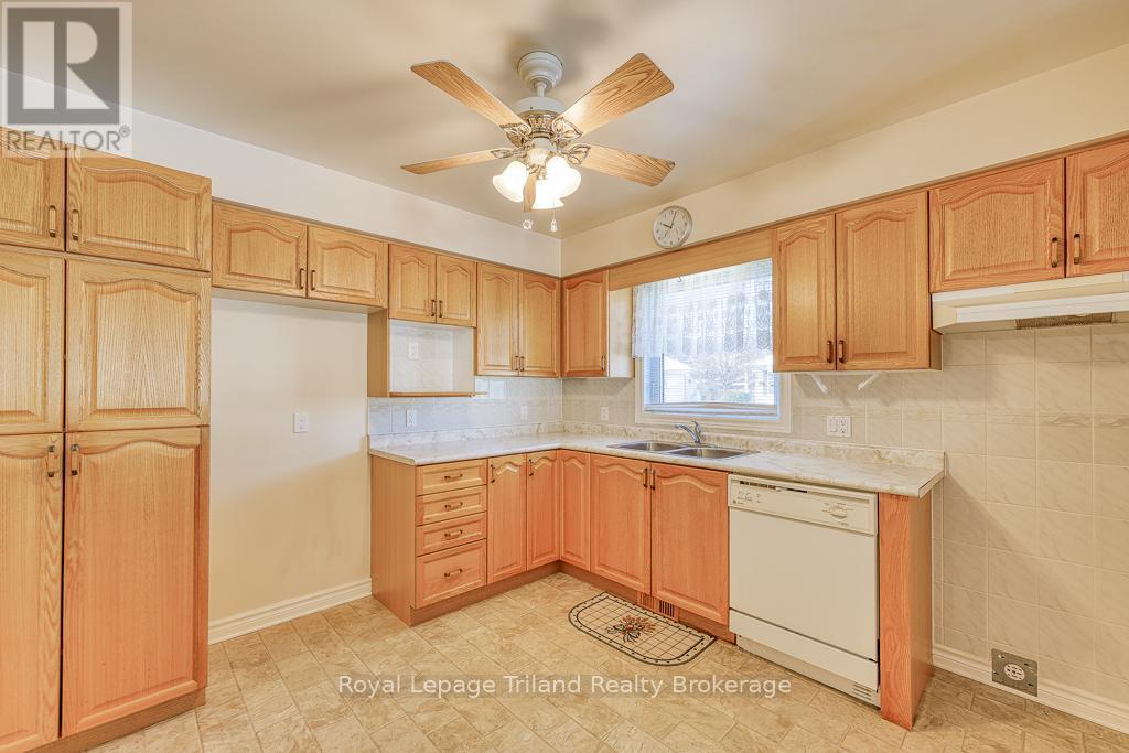 10 Armstrong Drive, Tillsonburg, Ontario  N4G 5T3 - Photo 7 - X12287504