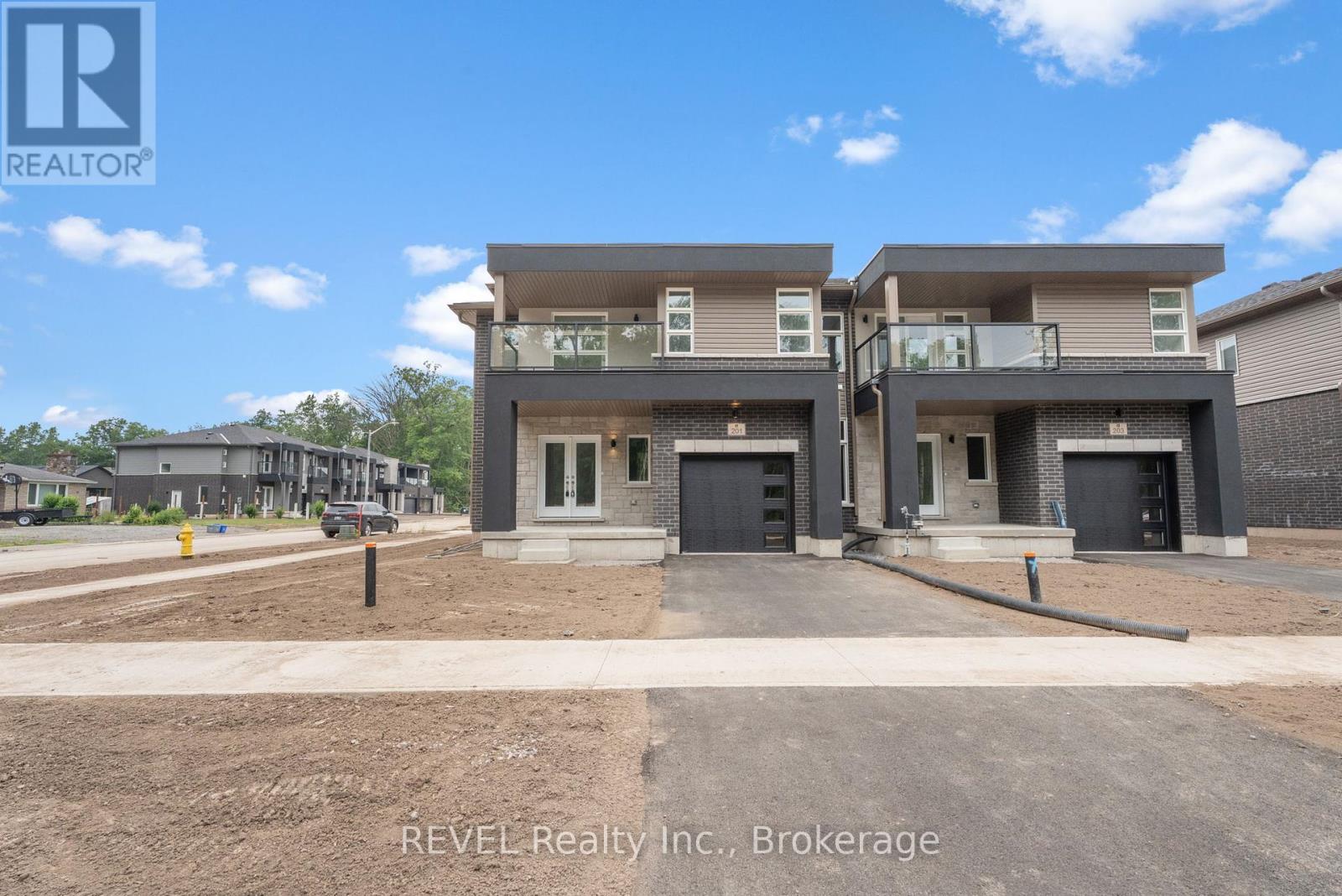 201 Wells Avenue, Fort Erie, Ontario  L0S 1N0 - Photo 2 - X12287608