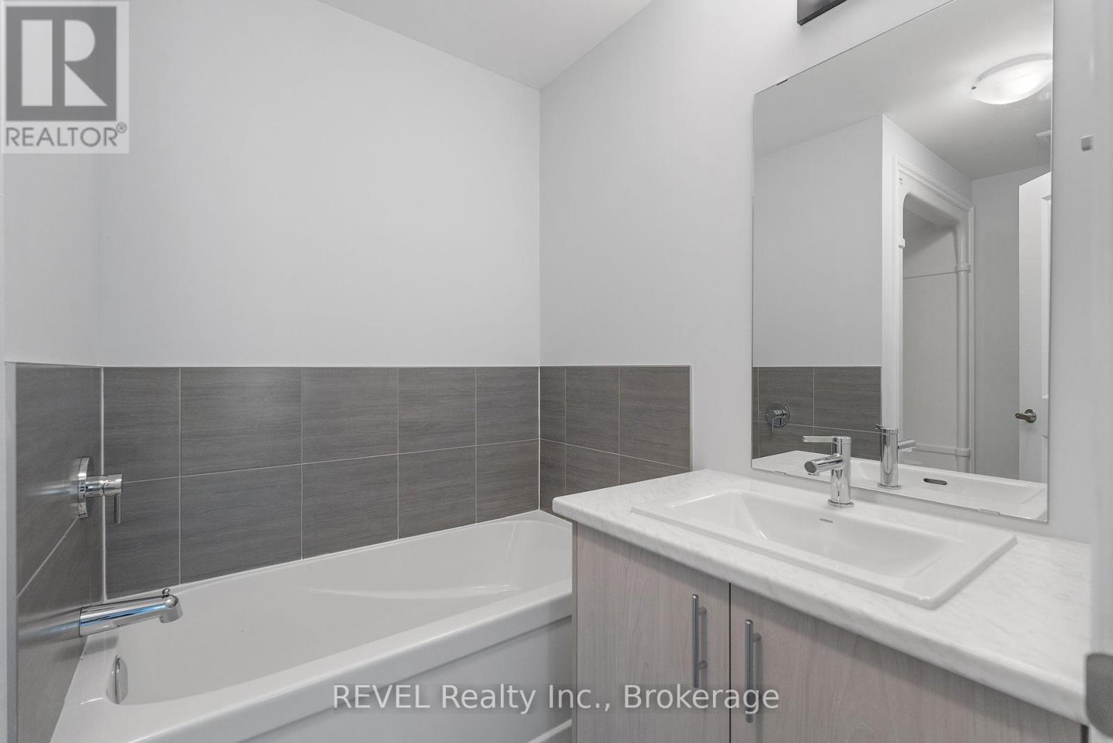 201 Wells Avenue, Fort Erie, Ontario  L0S 1N0 - Photo 21 - X12287608
