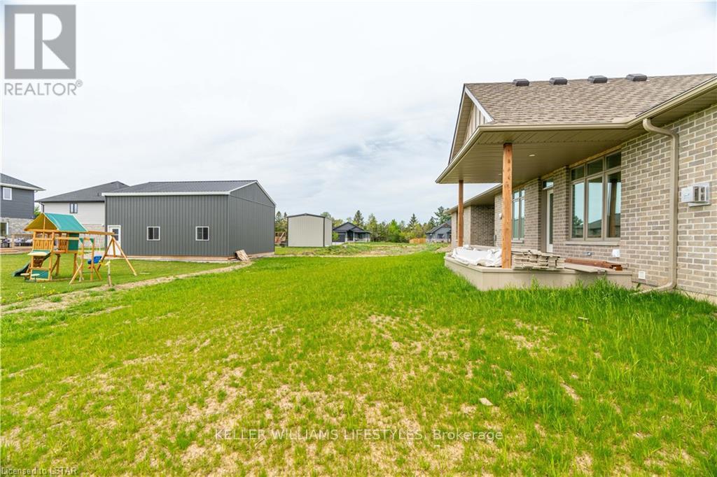 110 Leneve Street, Lambton Shores, Ontario  N0N 1J0 - Photo 38 - X12287706